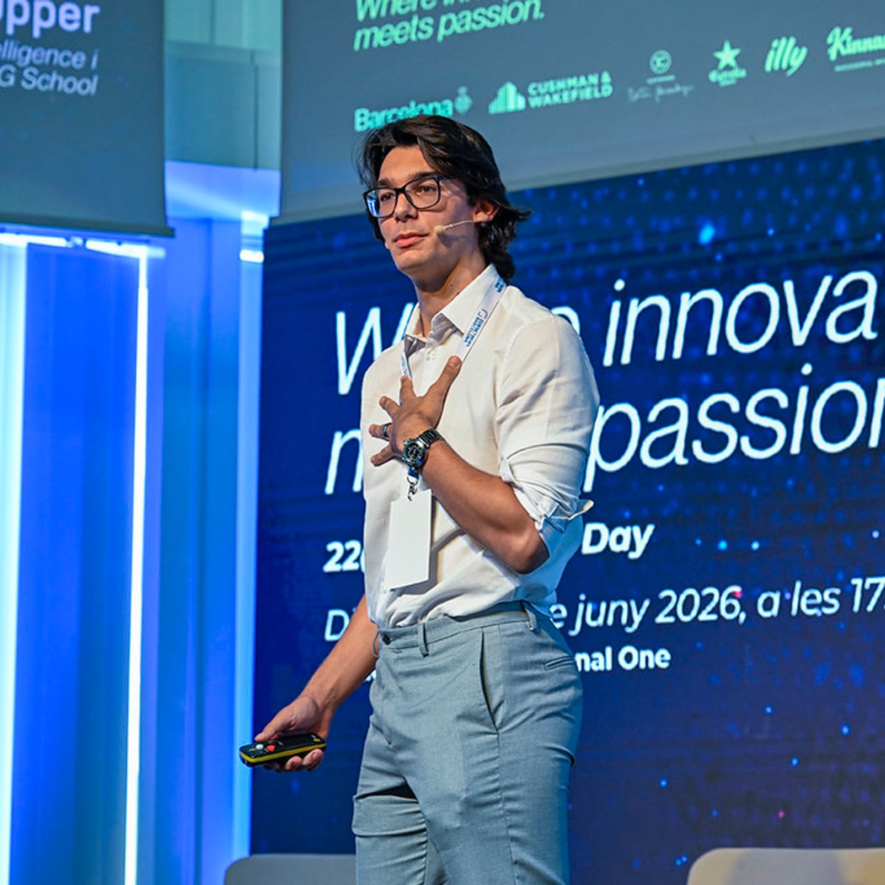 Octavian Kneupper durante su keynote sobre IA aplicada en 22@ Network Barcelona «Innovation Day».