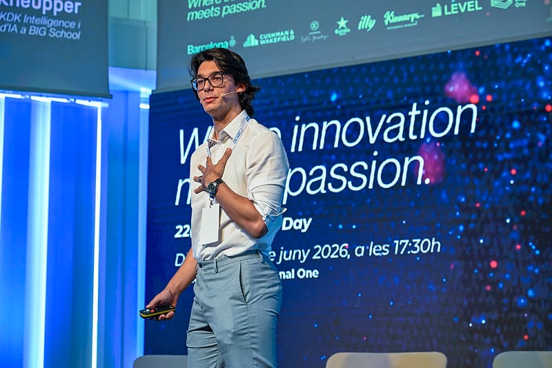 Octavian Kneupper en el escenario durante su keynote en 22@ Network Barcelona «Innovation Day», Auditori Torre Diagonal One.