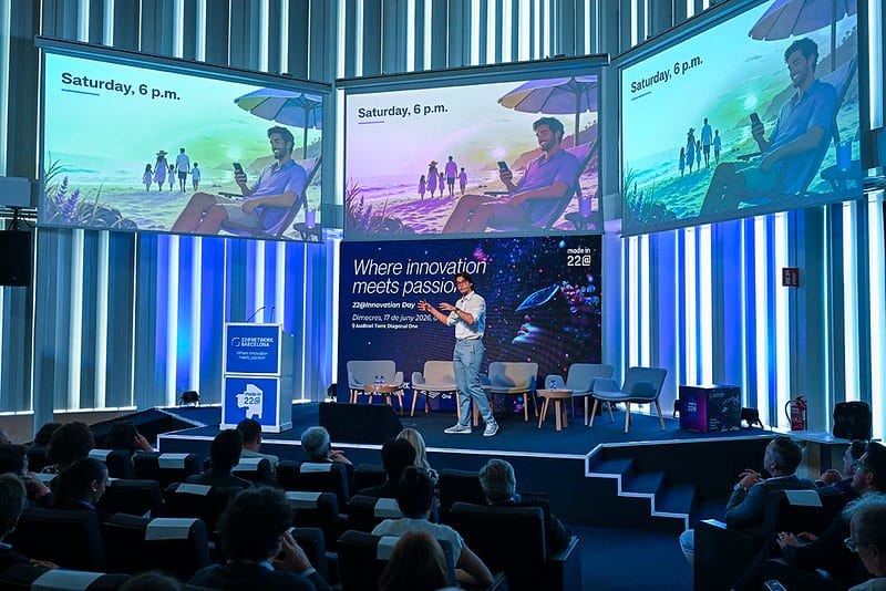 Octavian Kneupper sobre el escenario ante el auditorio lleno del 22@ Network Barcelona «Innovation Day».