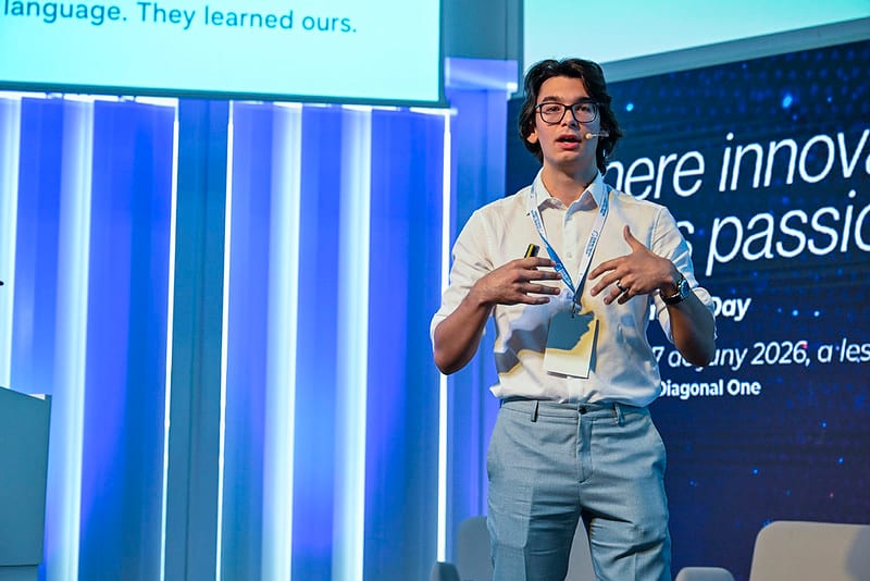 Retrato de Octavian Kneupper hablando ante el público en «Innovation Day», Barcelona.