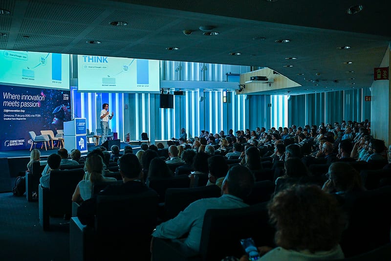 Plano general del Auditori Torre Diagonal One con el público asistente a «Innovation Day».