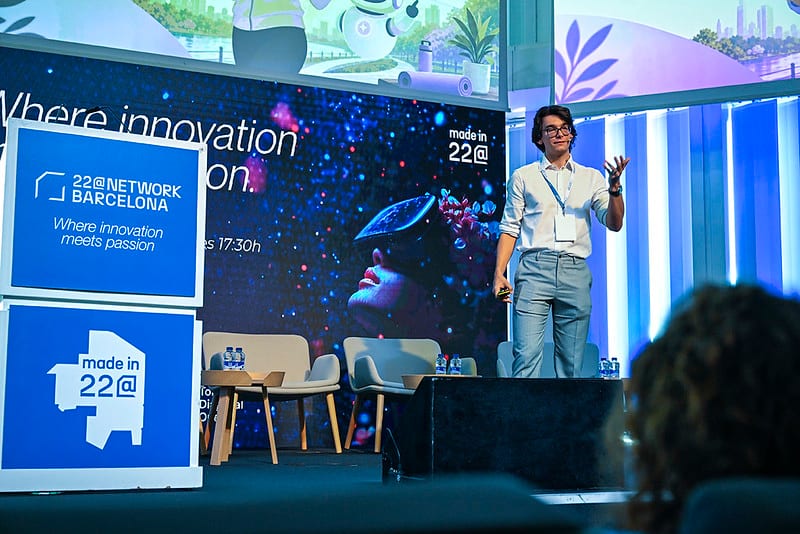 Retrato de Octavian Kneupper en escena durante su keynote sobre IA aplicada al negocio.