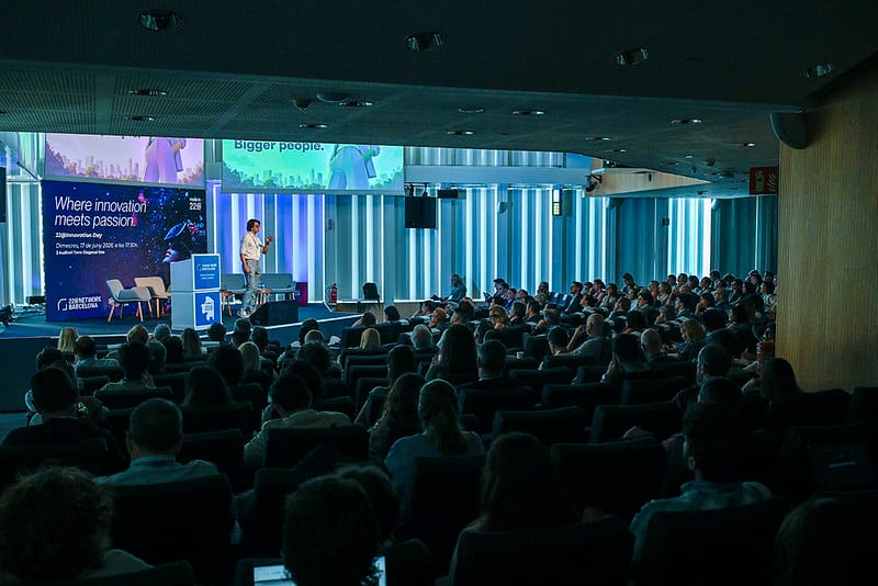 Vista lateral del auditorio durante la intervención de Octavian Kneupper en «Innovation Day», Barcelona.